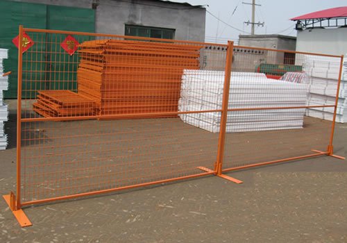 What are some benefits of using temporary fencing in construction projects?