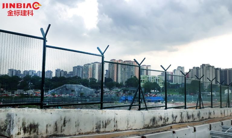 Anti-climb mesh fence