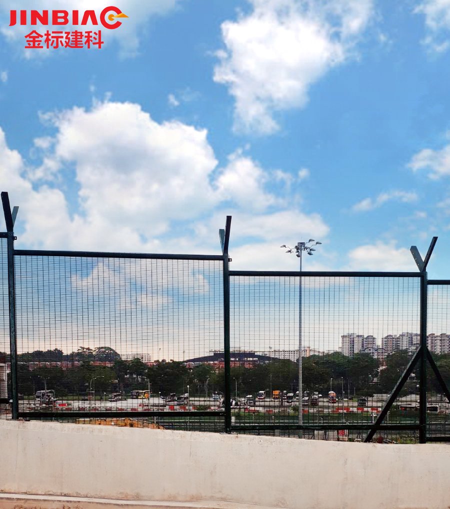 wire mesh fence